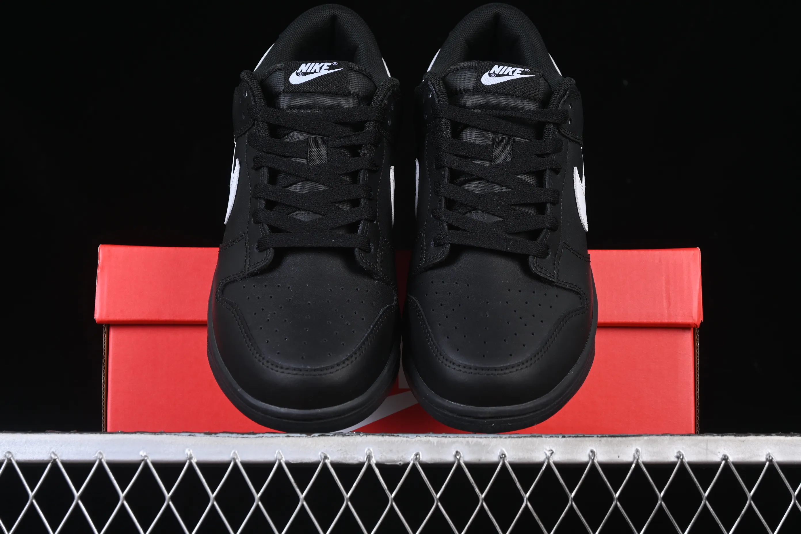 All categories Nk SB Dunk Series Nk SB Dunk Low High-end customized low-top sneakers Nike SB Dunk Low All black and white hook Anniversary high-end customized low-top casual sneakers HF5441-100